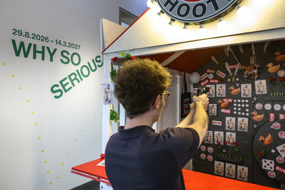 Tischtennis und Scheibenschießen mit dem Kurator der Ausstellung „Why so serious?“