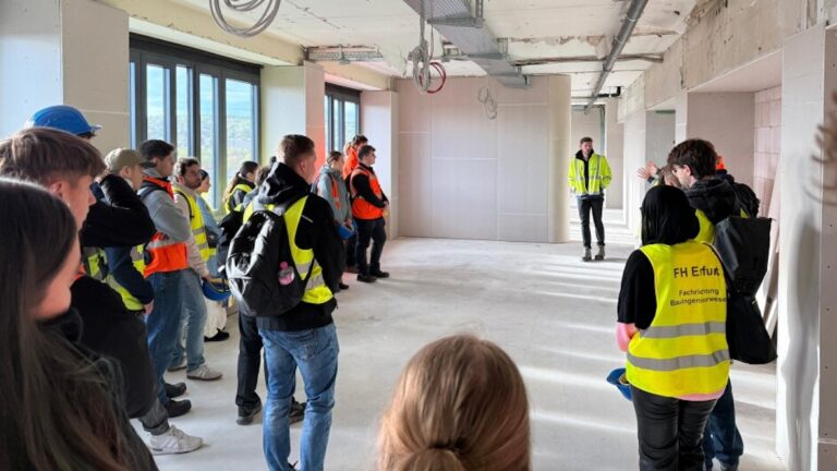 Erstsemester im Bauingenieurwesen erhalten Einblicke in städtische Bauprojekte