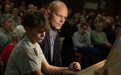 Vater und Sohn spielen gemeinsam das Erfurter Carillon