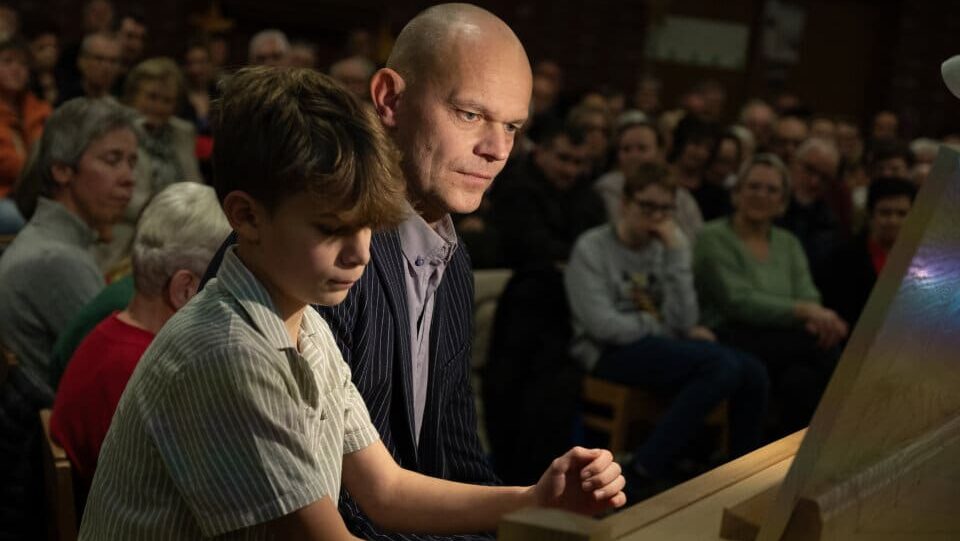 Vater und Sohn spielen gemeinsam das Erfurter Carillon