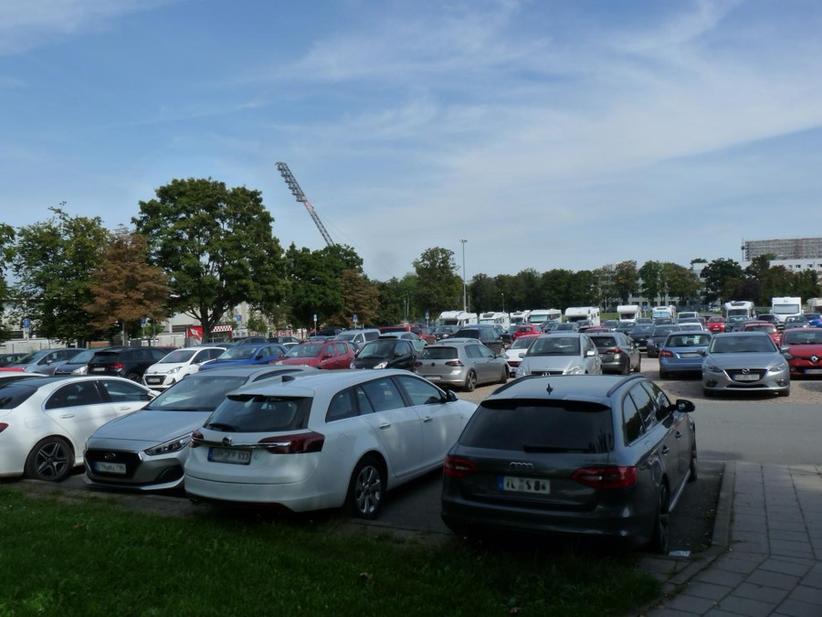 Parken in Erfurt – Parkhäuser und Parkplätze 16 Parken in Erfurt – Parkhäuser und Parkplätze P+R-Anlage Thüringenhalle